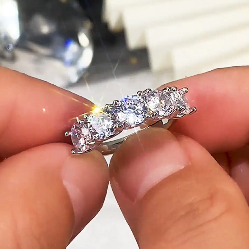Luxurious Round Diamond Ring