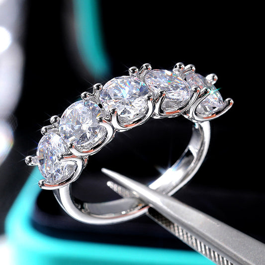 Luxurious Round Diamond Ring